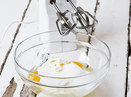 unire in una ciotola il mascarpone, le uova e lo zucchero unire in una ciotola il mascarpone, le uova e lo zucchero