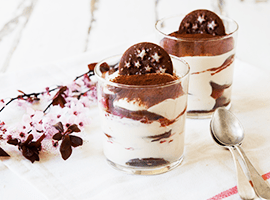 decorare le coppette di tiramisù con un biscotto Pan di Stelle decorare le coppette di tiramisù con un biscotto Pan di Stelle
