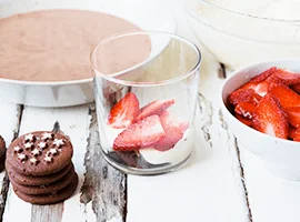 posizionare in una coppetta i biscotti bagnati di latte e cacao posizionare in una coppetta i biscotti bagnati di latte e cacao
