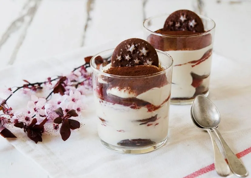 Tiramisù con Mascarpone e Fragole in Coppetta Tiramisù con Mascarpone e Fragole in Coppetta