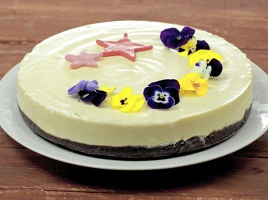 Semifreddo alla mandorla con petali eduli
Semifreddo alla mandorla con petali eduli