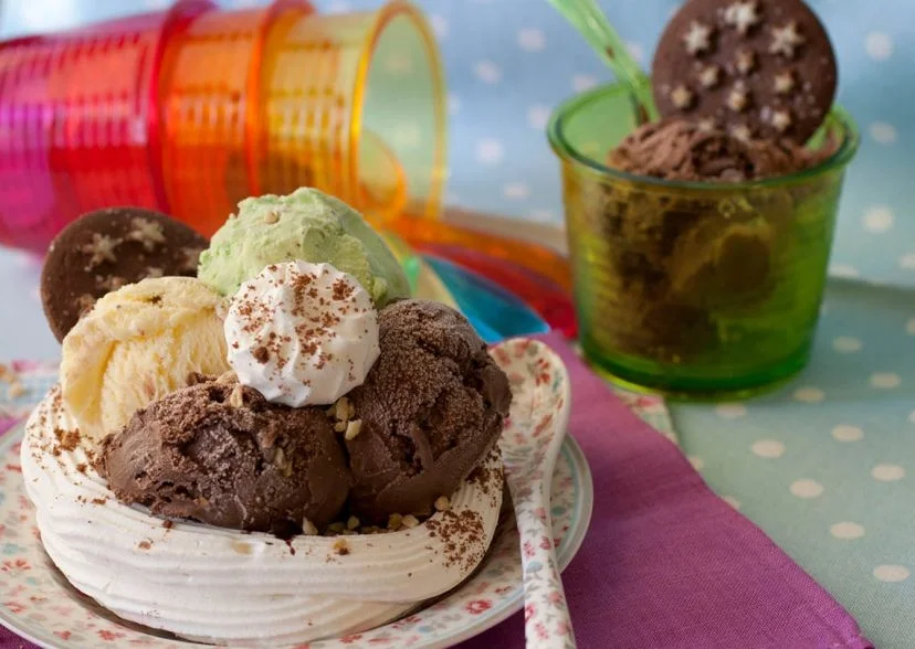 Nidi di meringa con gelato Pan di Stelle