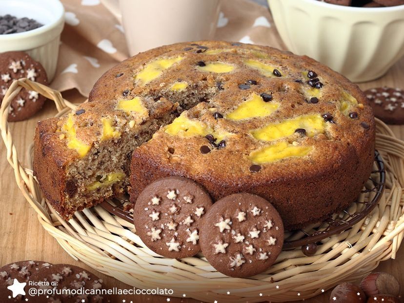 
Torta Nua con Crema Pasticcera e Gocce di Cioccolato
