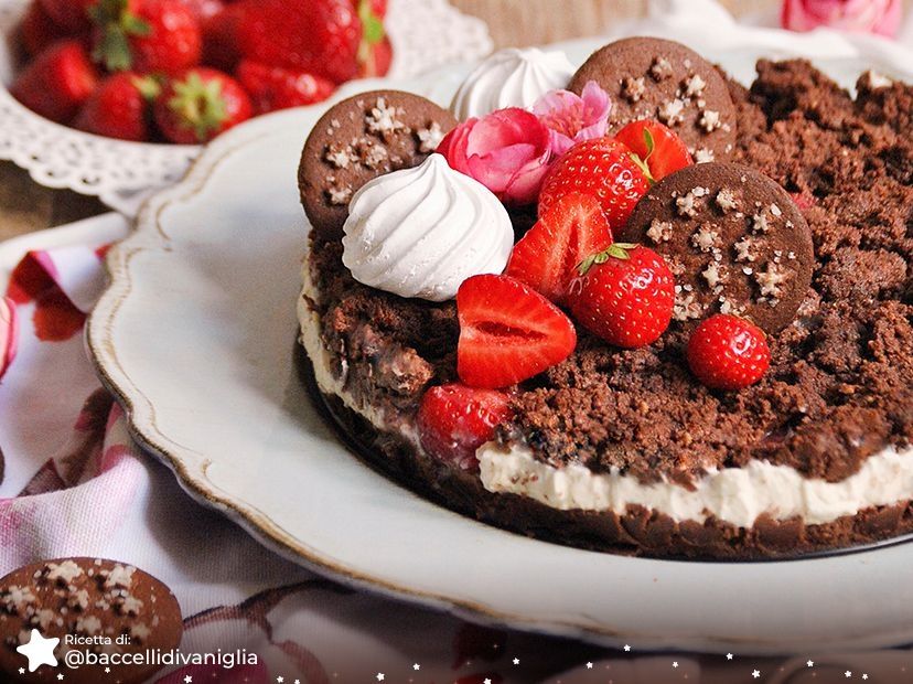 Sbriciolata Pan di Stelle con crema di yogurt e fragole