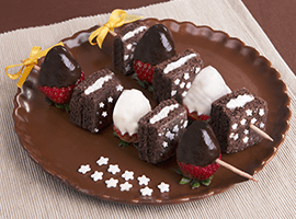 servire gli spiedini dolci con Merenda Pan di Stelle e fragole servire gli spiedini dolci con Merenda Pan di Stelle e fragole