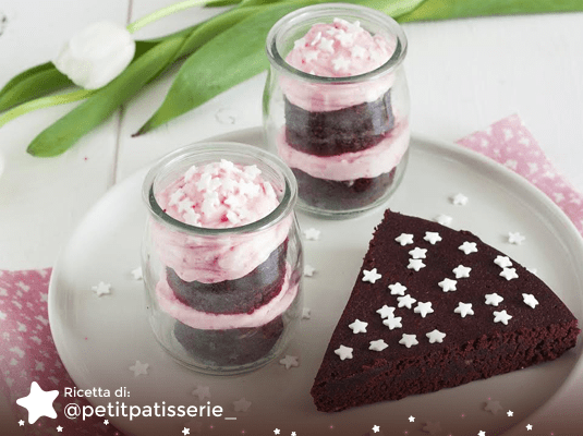 Torta Pan di Stelle in vasetto con crema mousse alle fragole
Torta Pan di Stelle in vasetto con crema mousse alle fragole