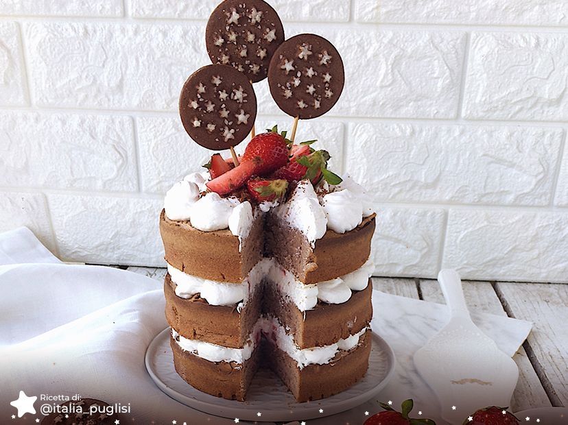 Torta pan di spagna al cioccolato e Pan di Stelle con namelaka e fragole Torta pan di spagna al cioccolato e Pan di Stelle con namelaka e fragole