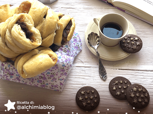 
Brioche Intrecciate con Pan di Stelle e Marmellata
