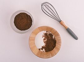 unire al composto i biscotti tritati