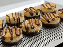 decorare le mini cheesecake Pan di Stelle cotte decorare le mini cheesecake Pan di Stelle cotte