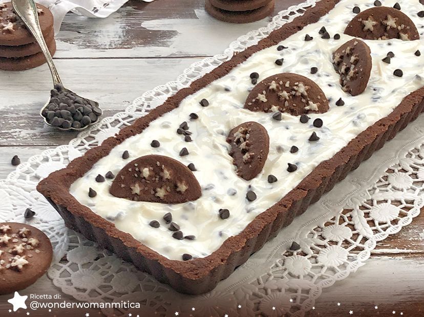 Crostata con crema di ricotta, gocce di cioccolato e Pan di Stelle