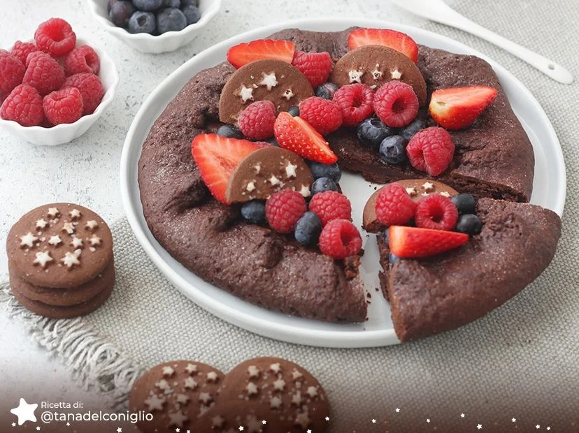 
Galette al cioccolato con Pan di Stelle e frutti di bosco
