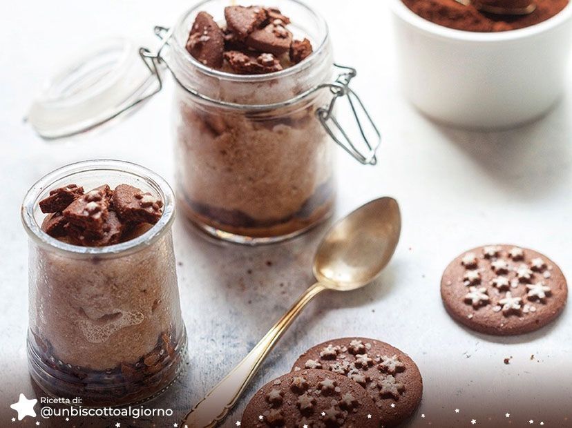 
Crema al caffè con latte di mandorla e biscotti Pan di Stelle
