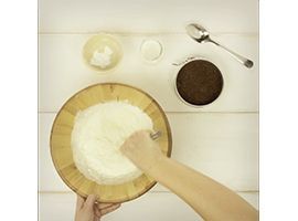 versare in una ciotola la panna e lo zucchero a velo versare in una ciotola la panna e lo zucchero a velo