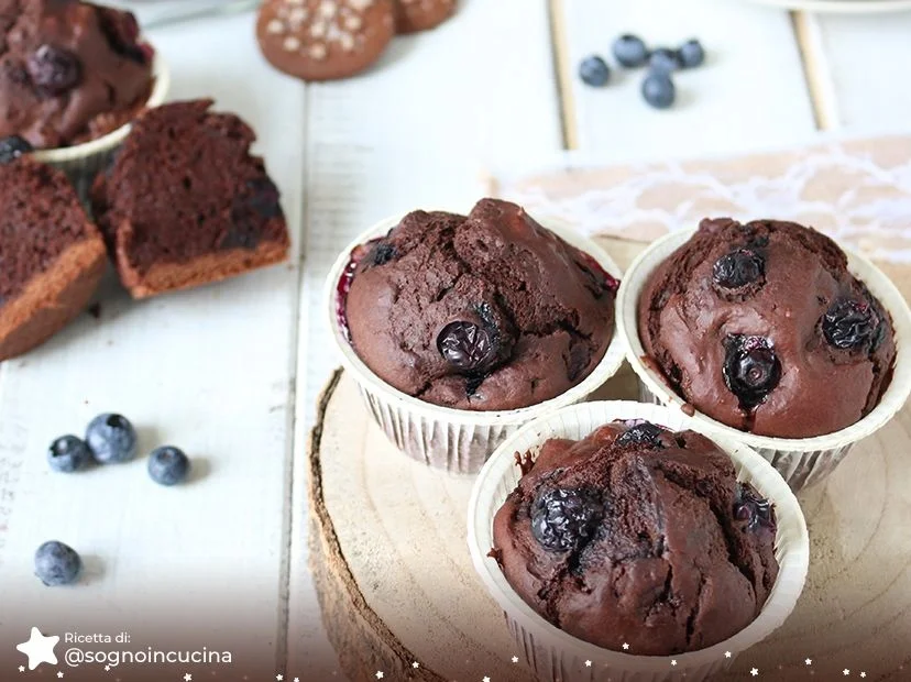 Muffin al cioccolato e biscotti Pan di Stelle Muffin al cioccolato e biscotti Pan di Stelle