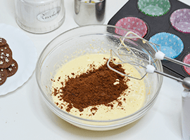 unire all'impasto i biscotti Pan di Stelle tritati