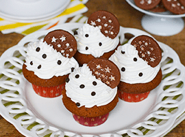 decorare i cupcake con panna e biscotto Pan di Stelle decorare i cupcake con panna e biscotto Pan di Stelle