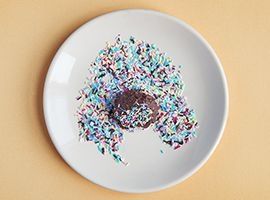 rotolare il composto su un letto di zuccherini colorati