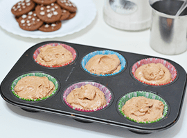 versare il composto in stampini da muffin versare il composto in stampini da muffin