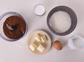 preparare gli ingredienti per i pancakes con glassa