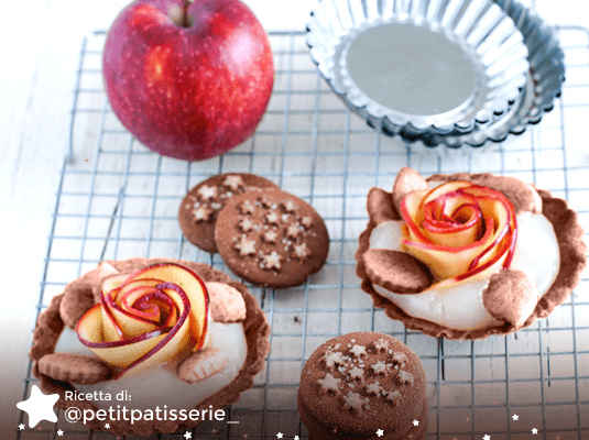 Crostatine con frolla di Pan di Stelle e rose di mele
Crostatine con frolla di Pan di Stelle e rose di mele