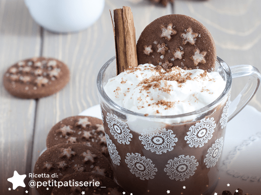 Cioccolata Calda Speziata con Biscotti Cioccolata Calda Speziata con Biscotti