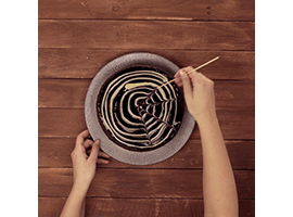 creare la ragnatela di cioccolato con uno stuzzicadenti lungo creare la ragnatela di cioccolato con uno stuzzicadenti lungo