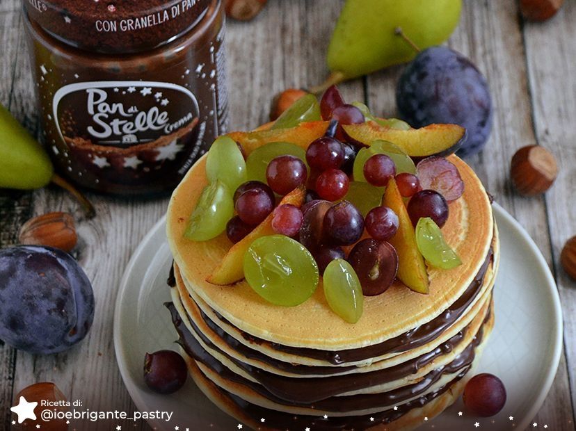 Pancakes integrali con Crema Pan di Stelle e frutta fresca