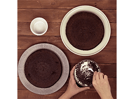 mescolare la crema di mascarpone insieme alle gocce di cioccolato
