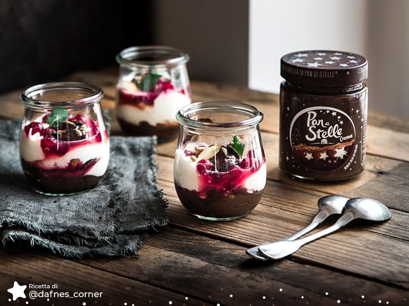 Mousse con ribes, frutta secca e Crema Pan di Stelle
Mousse con ribes, frutta secca e Crema Pan di Stelle
