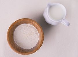 mescolare il latte e lo zucchero a velo