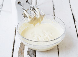 montare il mascarpone, le uova e lo zucchero montare il mascarpone, le uova e lo zucchero