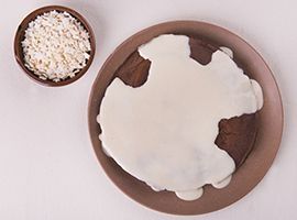 ricoprire i pancakes con la glassa