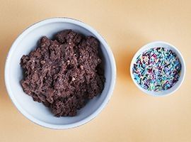 unire ai biscotti tritati la crema di nocciole