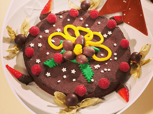 Torta Pan di Stelle guarnita con frutta e pan di zucchero colorato Torta Pan di Stelle guarnita con frutta e pan di zucchero colorato