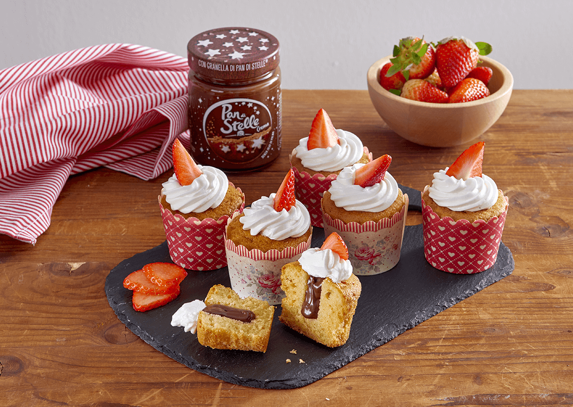 Cupcake panna e fragole con Crema Pan di Stelle Cupcake panna e fragole con Crema Pan di Stelle