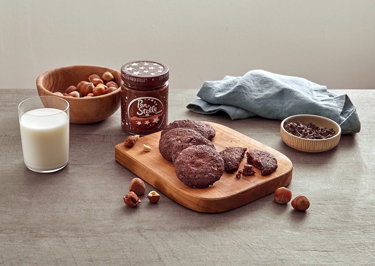 
Biscotti nocciole e cioccolato: ricetta facile e veloce per cookies croccanti
