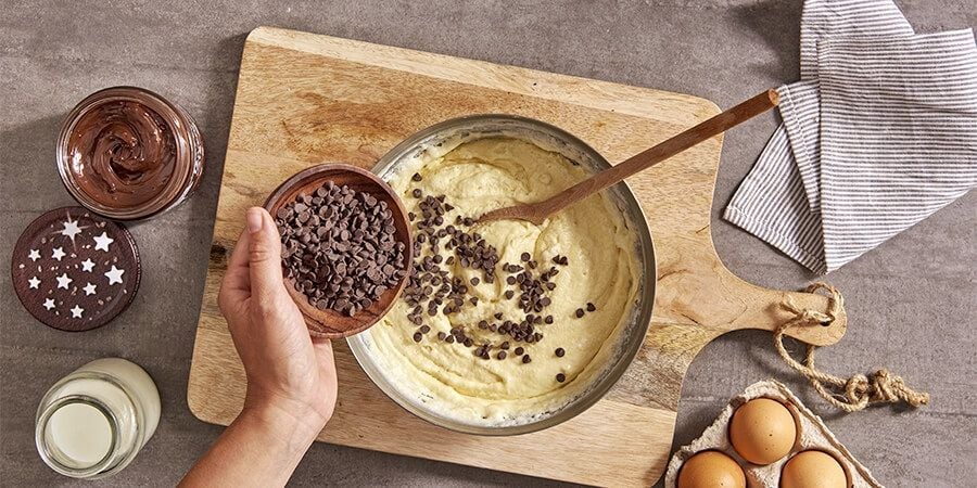 Torta con gocce di cioccolato - ricetta soffice con ingredienti semplici_step3